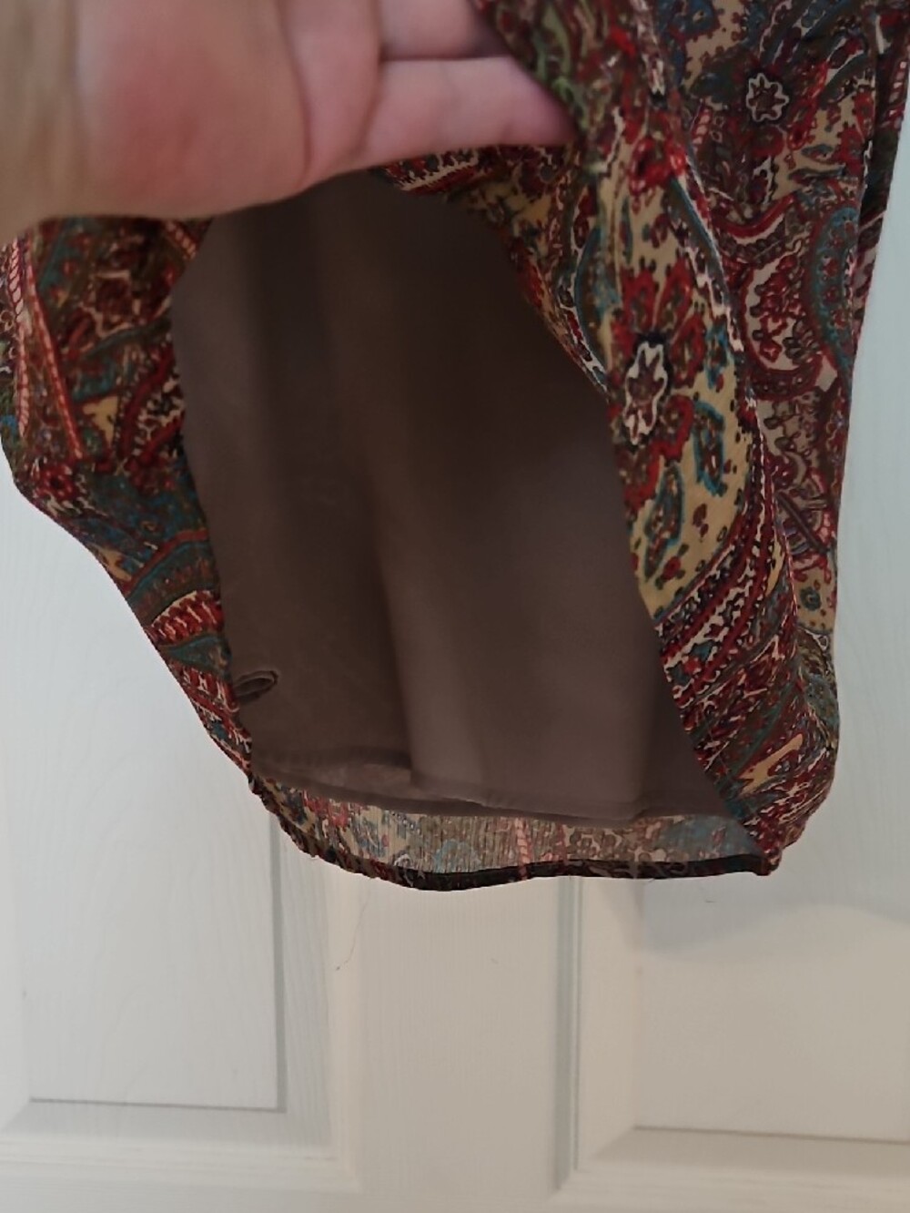 a.n.a Paisley V‑Neck Sleeveless Camisole in Red, Tan & Blue - Picture 4 of 7